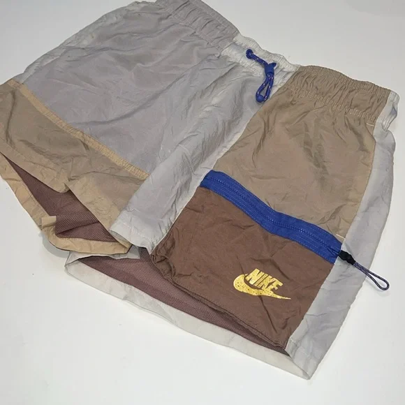 Nike Women’s Icon Clash Shorts in Tan, size Small - Picture 5 of 13
